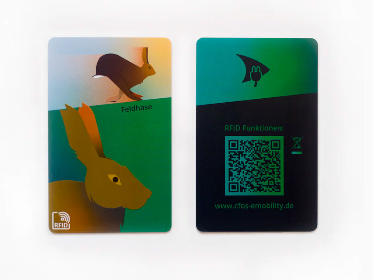 Foto von illustrierten RFID-Karten Motiv Feldhase des Studios für Grafikdesign und Illustration Strahlenkatzen in Köln